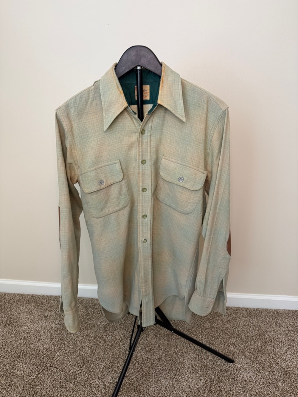 Very Vintage Light‎ Sage Green Button-Up Shirt with Chest Pockets